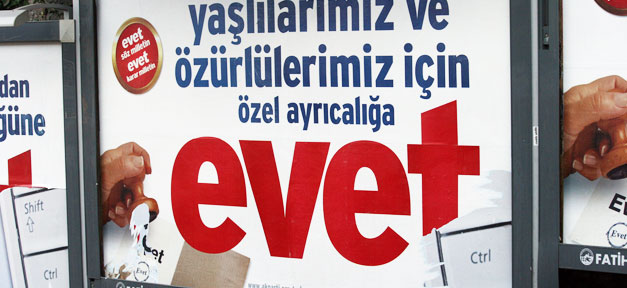 Verfassungsreform ein wichtiger Schritt auf dem Weg nach Europa Übers. "Ja" für Sonderrechte für unsere Älteren und Behinderten - Wahlplakat der AKP