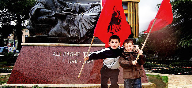 Visapflicht für Albaner und Bosnier aufgehoben Die Freude ist groß in Albanien © Godo-Godaj auf flickr.com (CC 2.0), bearb. MiG