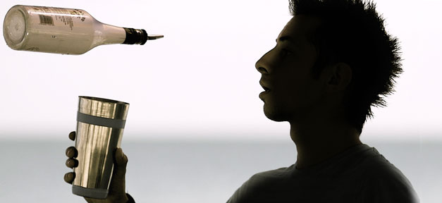 Ausländische Studierende den deutschen gleichstellen! Student jobbt neben dem Studium als Barman © a_whisper_of_unremitting_demand auf flickr.com (CC 2.0), bearb. MiG