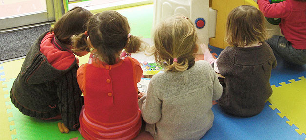 Sprachtests bei dreijährigen Kindern ist blanker Unsinn Kinder im Kindergarten © Scott & Elaine van der Chijs auf flickr.com (CC 2.0), bearb. MiG