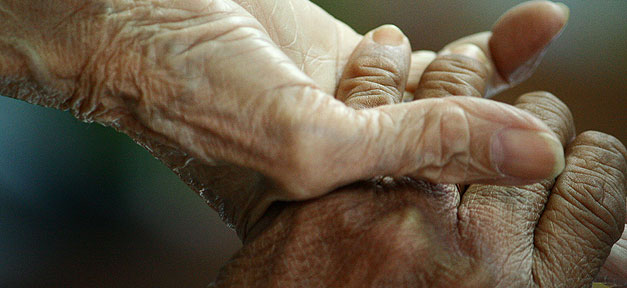 43 Prozent der Deutschen würden eine ausländische Pflegekraft einstellen Pflegebedürftige Hände © jimpg2_peace2011 auf flickr.com (CC 2.0), bearb. MiG