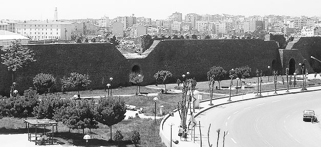 Scharmützel zwischen der PKK und der türkischen Regierung Diyarbakir - die Stadt im Südosten der Türkei © birasuegi auf flickr.com (CC 2.0), bearb. MiG