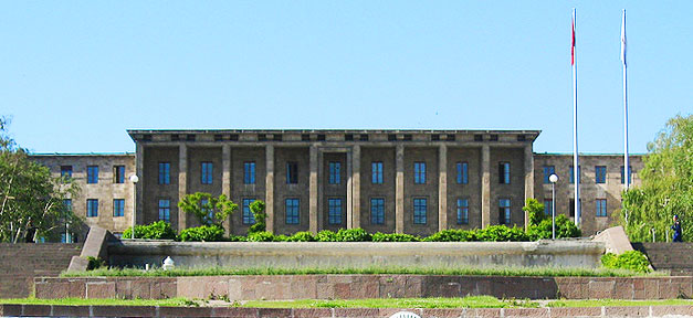 Das neue türkische Parlament - eine tragische Farce Das türkische Parlament © brewbooks auf flickr.com (CC 2.0), bearb. MiG