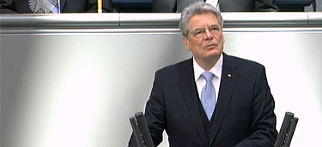 "Eine offene Gessellschaft wird auch mir am Herzen liegen" Bundespräsident Joachim Gauck hält seine erste politische Rede im Bundestag © Parlamentsfernsehen, bearb. MiG