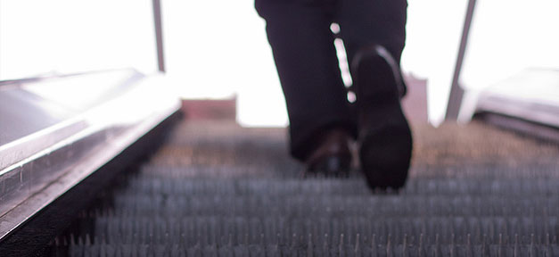 Deutschkenntnisse entscheidend für Karrierechancen Rolltreppe, Arbeit, Aufstieg, Karriere, Treppe, Männer, Anzug