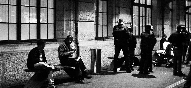Kontrolliert werden zufällig immer Schwarze © pppspics @ flickr.com (CC 2.0), bearb. MiG