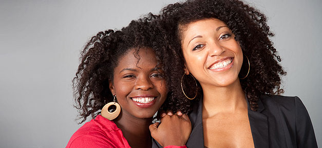 Die Gründerinnen von krauselocke.de: Barbara Mabanza (l.), 26, Jura-Studentin aus Bonn und Esther Donkor (r.), 26, PR-Volontärin aus Köln.