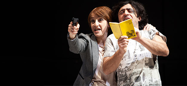 Wie viele Erfolgs-Kanacken verträgt das Land? Szene aus dem Theaterstück „Verrücktes Blut“ © Robert Westrich