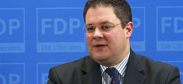 Ja, zur doppelten Staatsbürgerschaft und zum Kommunalwahlrecht FDP-Generalsekretär Patrick Döring stellt das Wahlprogramm 2013 vor © fdp.de, bearb. MiG