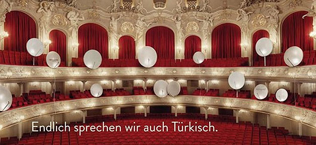 Die Komische Oper kann jetzt auch Türkisch Werbeplakat der Komischen Oper Berlin