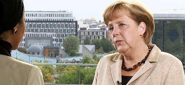 Merkel kündigt Gipfel zum Fachkräfteeinwanderungsgesetz an Bundeskanzlerin Angela Merkel im Interview mit Tutku Güleryüz © bundeskanzlerin.de, bearb. MiG