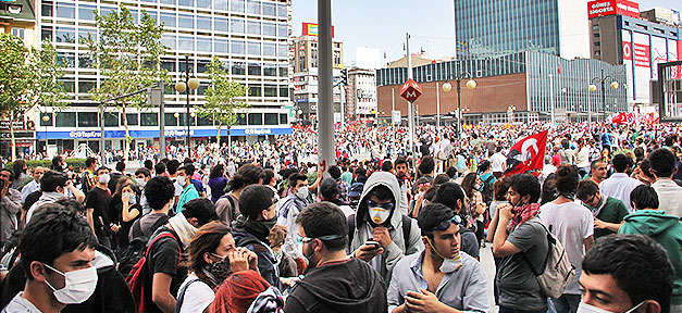 Türkische Wutbürger Demonstranten auf dem Taksim Platz in Istanbul © Burak Turan @ flickr.com (CC 2.0), bearb. MiG