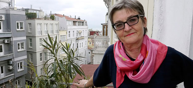 Kiezleben auf Türkisch Ex-Bürgermeisterin Cornelia Reinauer auf ihrem Balkon im Szeneviertel Beyoğlu © Jenny Becker