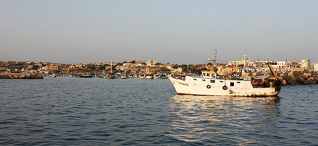 10 Jahre nach dem ersten großen Bootsunglück von Lampedusa Die Küste von Lampedusa © Kairos @ flickr.com (CC Die Küste von Lampedusa © Kairos @ flickr.com (CC 2.0), bearb. MiG2.0), bearb. MiG