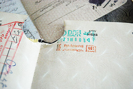 Seit 30 Jahren fordern Ex-DDR-Vertragsarbeiter aus Mosambik ihren Lohn Visum, Pass, DDR, Visumstempel, Dokument, Einreise, Migration