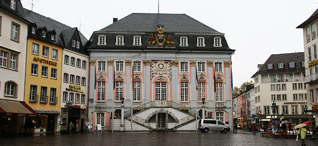 Das Bonner Rathaus © bby_ @ flickr.com (CC 2.0), bearb. MiG