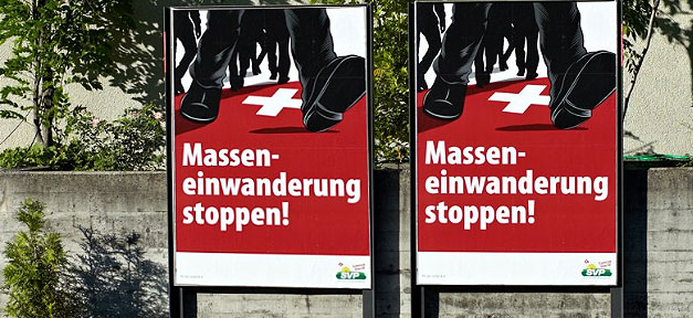 Gäbe es in Deutschland eine Volksabstimmung nach Schweizer Vorbild... SVP-Plakat zum Volksentscheid: Masseneinwanderung stoppen © Sascha Erni, .rb @ flickr.com (CC 2.0), bearb. MiG