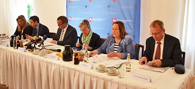 Migranten bemängeln NSU Abschlussbericht Abgeordnete der NSU Arbeitsgruppe zur Reform des Verfassungsschutzes bei der Vorstellung des Abschlussberichts © Niedersächsisches Innenministerium