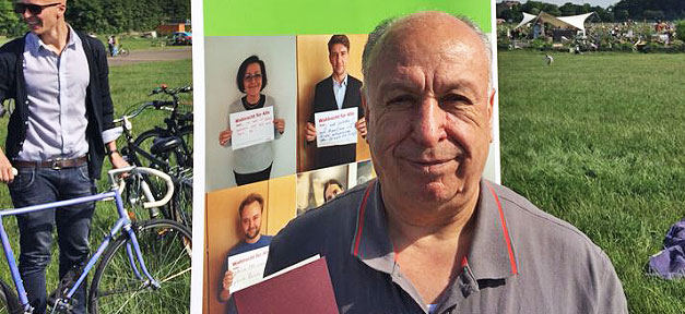 Demokratie stellt sich Cevat anders vor Cevat Ünal vor der symbolischen Wahlurne "Wahlrecht für Alle" © Sybille Biermann