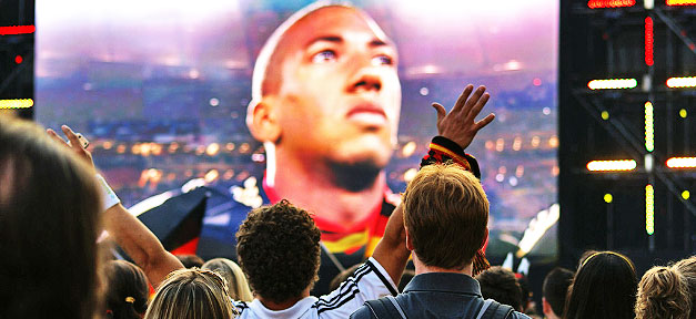 Nationalstolz bei Fußball-WM kann in Fremdenfeindlichkeit umschlagen Public Viewing vor einem Spiel der deutschen Fußball-Nationalmannschaft © Ute Köhler @ flickr.com (CC 2.0)