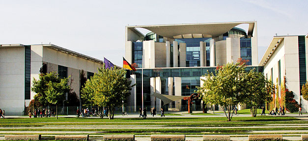 Bundeskabinett behandelt Gesetzesinitiative zu Armutszuwanderern Das Bundeskanzleramt in Berlin © michael.berlin @ flickr.com (CC 2.0), bearb. MiG