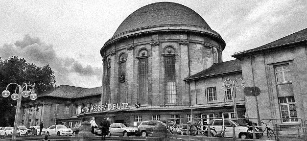 Waren Gastarbeiter wirklich willkommen? An diesem - damals überwiegend für Güterverkehr genutzt - Bahnhof in Köln Deutz kam Armando Rodrigues de Sà am 10. September 1964 an und wurde begrüßt mit einem Blumenstrauss und einem Moped © Metro Centric @ flickr.com (CC 2.0), bearb. MiG