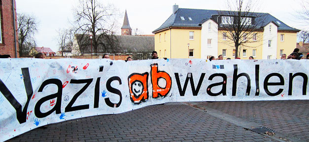 NPD und AfD gemeinsam gegen Kirchenasyl Proteste vor Kreistag von Vorpommern-Greifswald © Oliver Wunder @ flickr.com (CC 2.0)