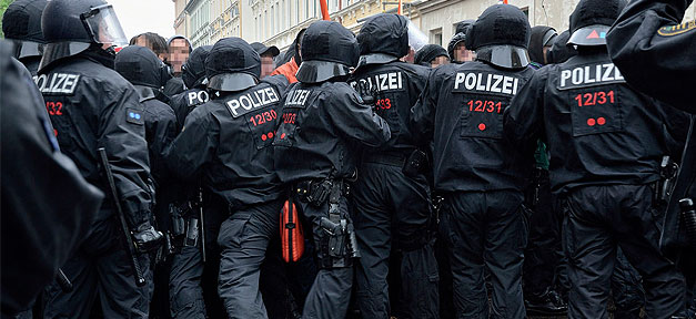 Von wegen Anti-Salafisten-Demo. Nazis grölten "Ausländer raus" Die Polizei hatte alle Hände voll zu tun - hier auf einer Demon in Leipzig (Symbolfoto) Caruso Pinguin @ flickr.com (CC 2.0), bearb. MiG
