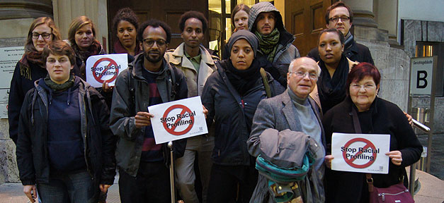 Polizist wegen Körperverletzung und Beleidigung verurteilt Solidarität mit Wevelsiep - Aktivisten unterstützen ihn vor dem Frankfurter Langericht © ISD