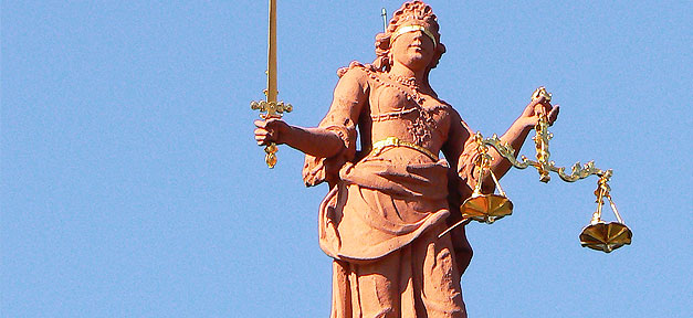 Keine Ausnahme von der Helmpflicht für Turbanträger Die Justizia © dierk schaefer auf flickr.com (CC 2.0), bearb. MiG