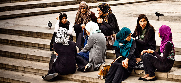 Muslime in Deutschland mit Staat und Gesellschaft eng verbunden muslime, muslima, kopftuch, mädchen, frauen