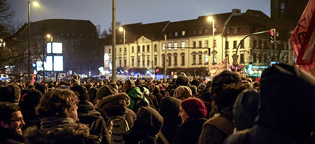 100.000 demonstrieren gegen "Pegida" und für Vielfalt Pegida-Gegendomstration in Berlin © Tim @ flickr.com (CC 2.0), bearb. MiG