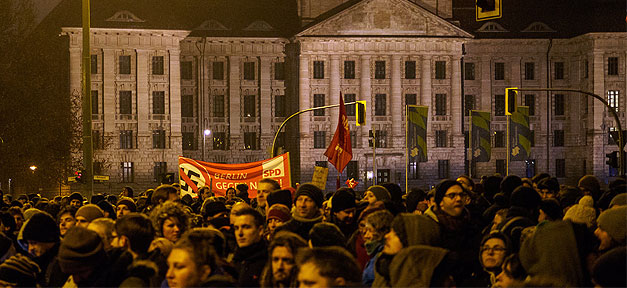 AfD und "Pegida" werden nicht von Charlie Hebdo profitieren Pegida-Gegendomstration in Berlin © Tim @ flickr.com (CC 2.0), bearb. MiG