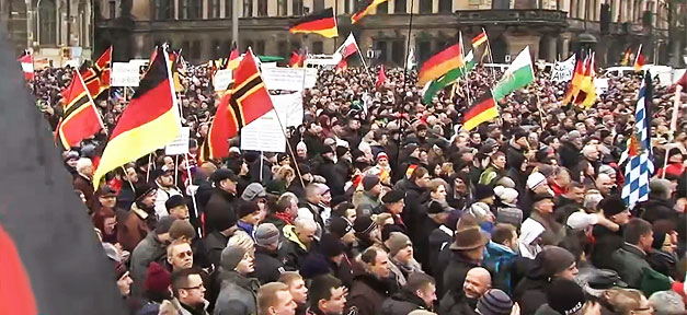 Sächsische Politiker mahnen "Dialog statt Hetze" an Eine Pegida-Demonstration in Dresden @ Szene aus Report Mainz