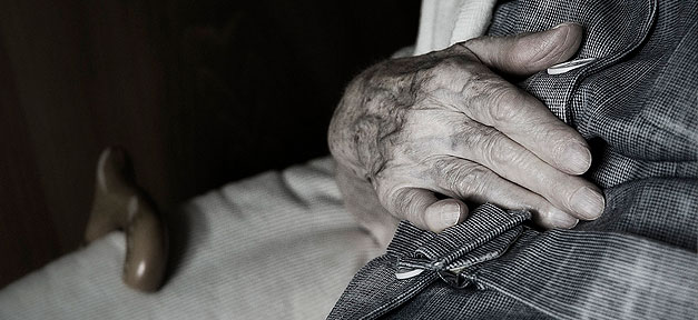 Pflegebranche tut sich schwer mit Suche nach Fachkräften im Ausland Pflege, Pflegefall, Alt, Alterung, Hände, Hand, Alterspflege
