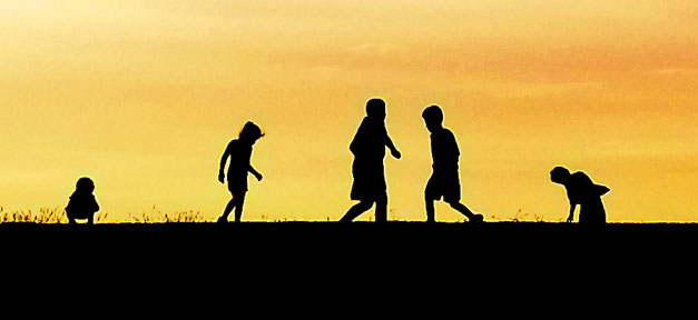 647.000 ausländische Kinder müssen von Hartz-IV leben Kinder, Jugendliche, Spielen, Silhouette, Schatten