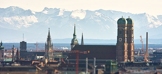 München begrüßt die tausendste Pflegekraft aus dem Ausland Kirche, München, Frauenkirche, Bayern
