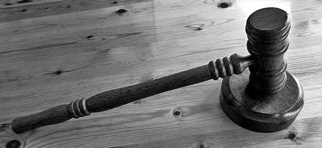Bewährungsstrafe für Mitglied der "Oldschool Society" Justiz, Urteil, Entscheidung, Richterhammer, Hammer, Beschluss