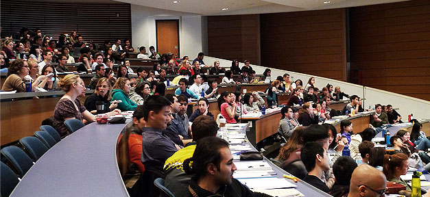 Professorin zu Studentin: Nehmen Sie Ihr Kopftuch ab! Studenten, Student, Studium, Hörsaal, Uni, Universität