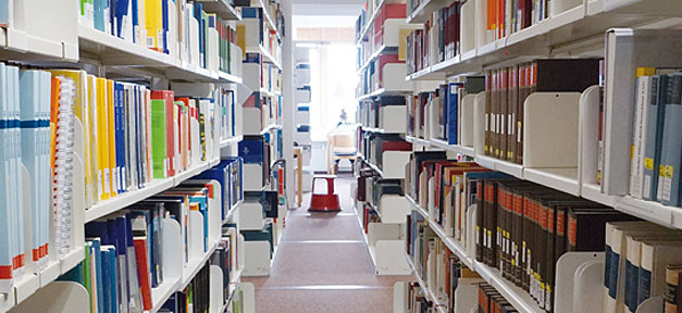 Schulbücher bilden Migranten oft als Opfer ab bibliothek_schule_bibi_buecher