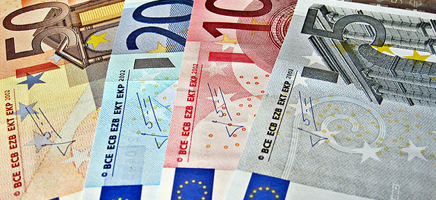 Migrantinnen senden gleich viel Geld in Heimat wie Männer Euro, Geld, Banknoten, Geldscheine, Bargeld, Euros