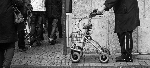 Altersdurchschnitt in Deutschland sinkt auf 44 Jahre und drei Monate gehhilfe, alter, behinderung, rentner, alter, straße, menschen