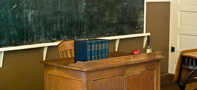 Lehrer kommt in Hitler-Hemd in die Schule lehrer, pult, schule, klasse, tafel, schreibtisch