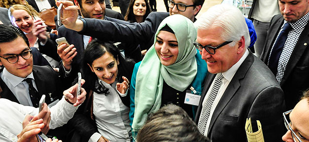Große Koalition nominiert Steinmeier für die Wahl zum Bundespräsidenten Bundesaußenminister Frank-Walter Steinmeier (SPD) mit Teilnehmern der Veranstaltung © Emrullah Gümussoy