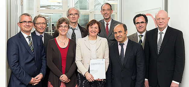 "Ihre Renten werden von Zuwanderern bezahlt." Prof. Dr. Wilfried Bos, Prof. Dr. Gianni D’Amato, Prof. Dr. Hacı Halil Uslucan, Prof. Dr. Heinz Faßmann, Prof. Dr. Christine Langenfeld (Vorsitzende), Prof. Dr. Christian Joppke, Prof. Dr. Claudia Diehl, Prof. Dr. Ludger Pries (Stellvertretender Vorsitzender), Prof. Dr. Thomas K. Bauer (v.r.n.l.) bei der Vorstellung des SVR-Jahresgutachtens. © SVR