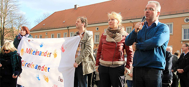 Großes Entsetzen im Bund, kaum Entrüstung vor Ort demonstation, demo, kundgebung, fremdenfeindlichkeit, rechtsextremismus