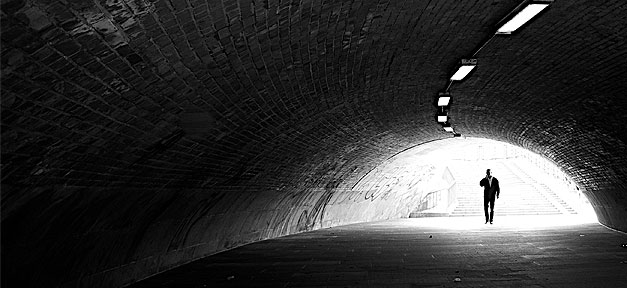 Wunden heilen, Narben bleiben Mann, Tunnel, Licht, Ende, Telefon, Ende, Anfang