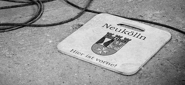 Kopftuch-Bewerberinnen werden immer öfter abgelehnt Berlin, Neukölln, Tafel, Schild