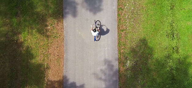 Wie sich Vorurteile in unser Gehirn meißeln und wie wir sie wieder loswerden Fahrrad, Fahrradfahren, Wiese, Gehweg, Grün