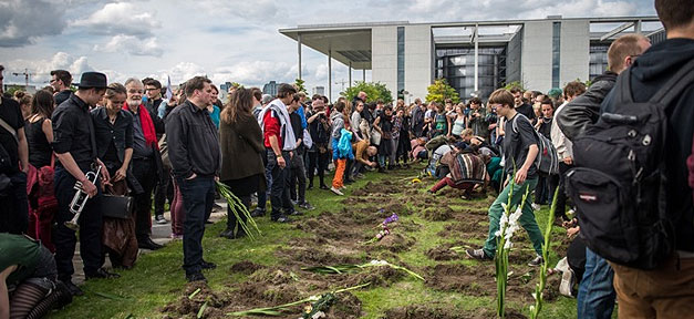 91 Festnahmen nach Protestaktion vor Reichstagsgebäude Flüchtlinge, Gräber, Zentrum für politische Schönheit, Demonstration